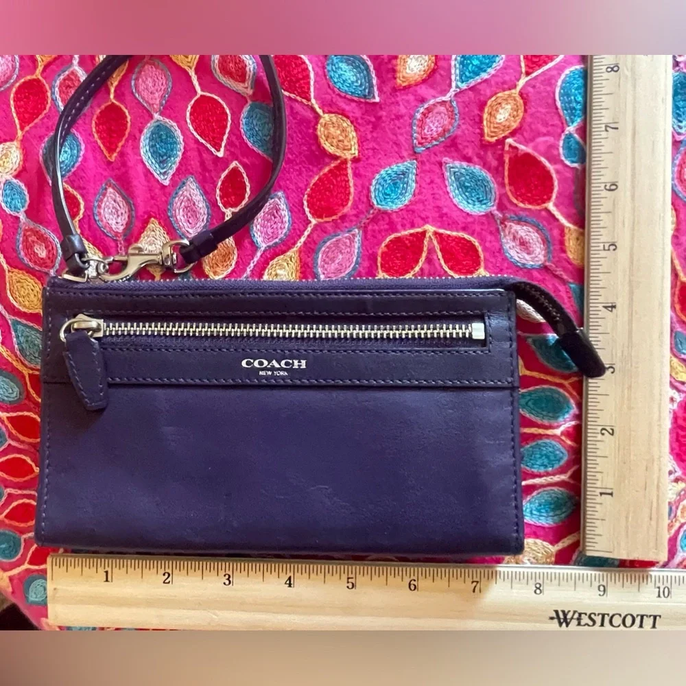 Beautiful Coach purple leather wristlet. EUC. Approximately 7 x 4“. - Picture 6 of 9